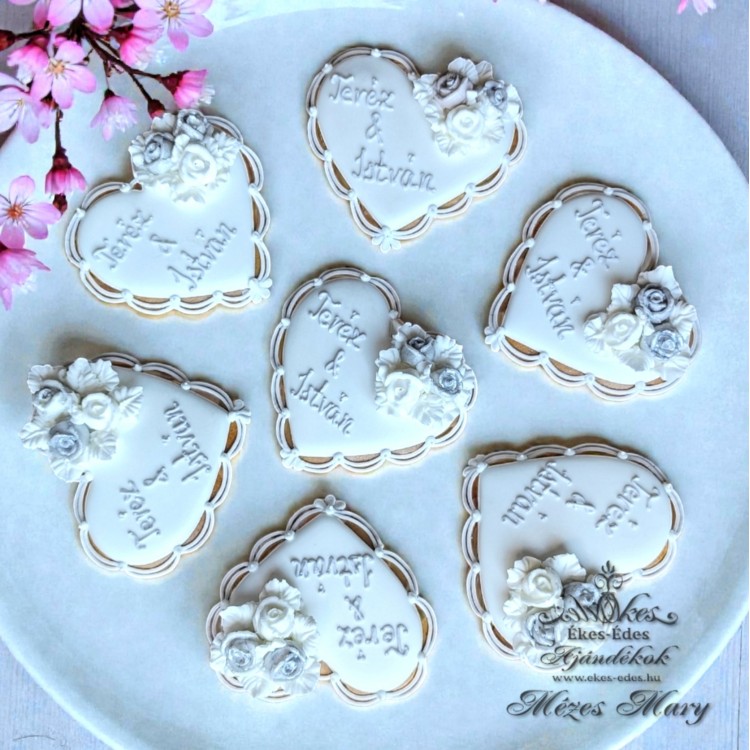 Fehér-Ezüst Rózsás Mézeskalács Szív – Elegáns Esküvői Köszönetajándék