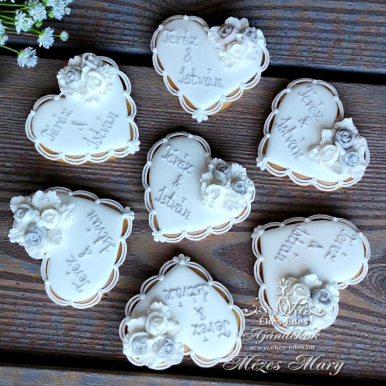 Fehér-Ezüst Rózsás Mézeskalács Szív – Elegáns Esküvői Köszönetajándék