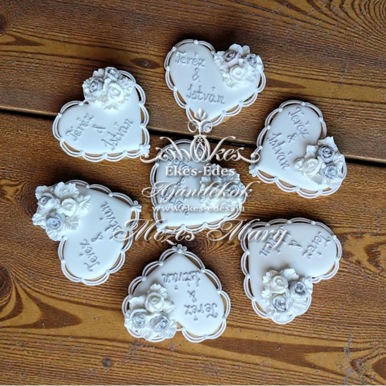 Fehér-Ezüst Rózsás Mézeskalács Szív – Elegáns Esküvői Köszönetajándék