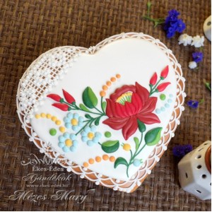 Piros rózsás kalocsai mintás szív csipke mintával