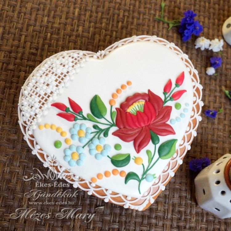 Piros rózsás kalocsai mintás szív csipke mintával