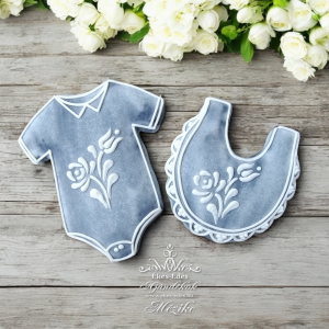 Kék fehér virágos babaköszöntő 