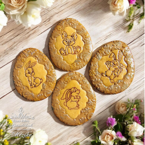 Húsvéti mézeskalács tojások nyuszi mintákkal