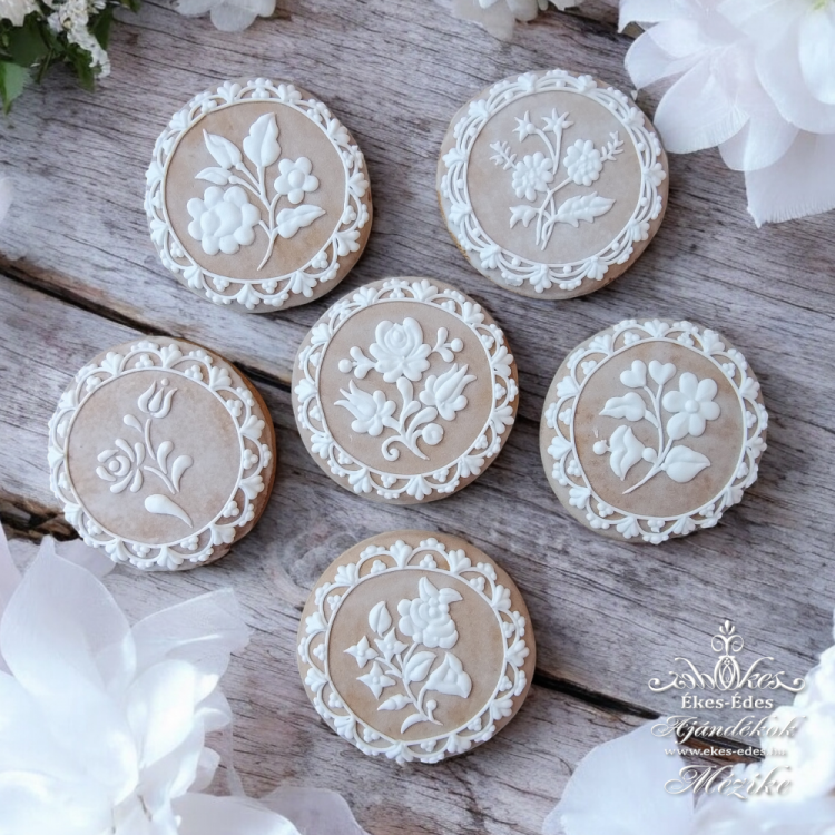 Kerek virágos plakett mézeskalácsból