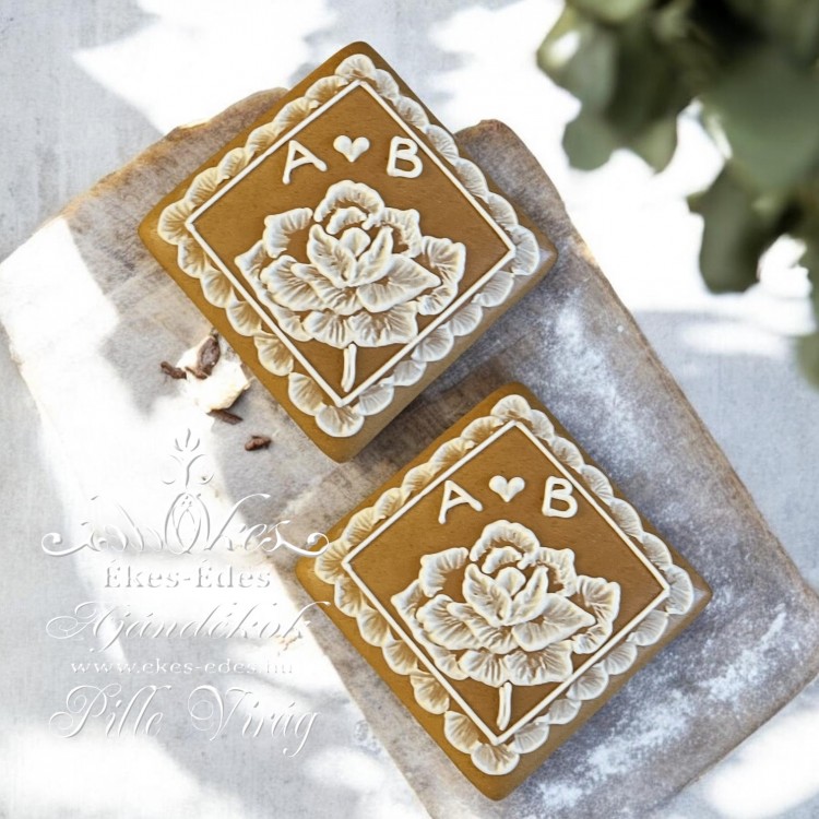 Monogramos virágos mézeskalács