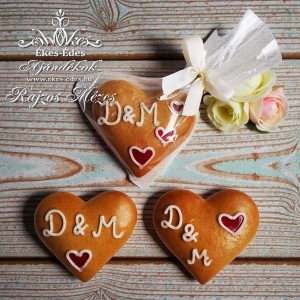 Monogrammos kicsi mézeskalács szív