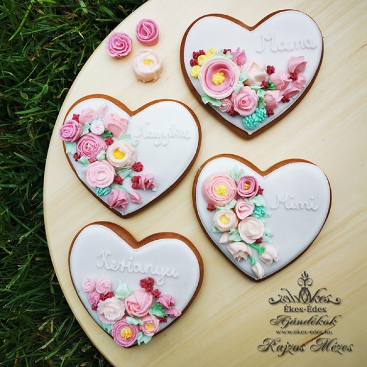 Pasztell virágos fehér mézeskalács szív