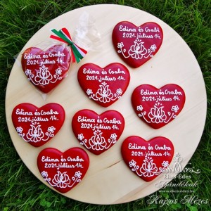 Piros mézeskalács szív matyó motívumokkal