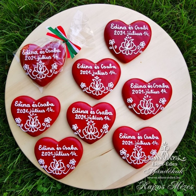 Piros mézeskalács szív matyó motívumokkal